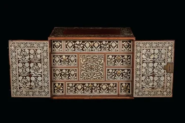 Gabinete Mughal, Gujarat ou Sindh, Índia Ocidental (madeira incrustada em marfim)