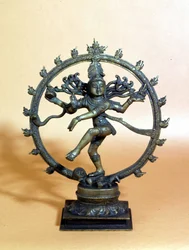 Shiva dançando no círculo de fogo e esmagando o espírito do mal. Século XVIII. , Milão