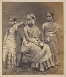 Grupo de crianças de Madras, mostrando o modo de usar jóias, c.1870 (foto sépia)