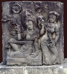 Rainha sentada (andesita)