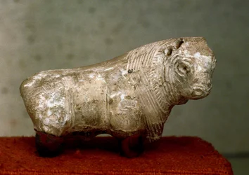 Civilização do Vale do Indo (5000 a.C.): touro. Estatueta de terracota de Mohenjo-Daro (Mohenjo Daro) (Paquistão), 2400 a.C. Carachi, Museu Nacional, Paquistão