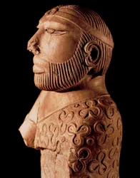 Civilização do Vale do Indo: busto de madeira de um rei-sacerdote. Cerca de 2000 a.C. Do sítio de Mohenjo-Daro, no Paquistão. Museu Nacional do Paquistão, Carachi.