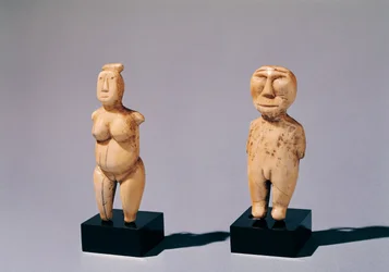 Duas estatuetas de um homem e uma mulher, do Estreito de Bering