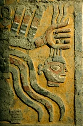 Uma figura de decapitador evocando uma fúria temível em El Brujo, um complexo remoto de ruínas piramidais dos Moche - uma cultura que governou a costa norte do Peru desde cerca de A....
