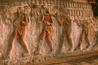 Um friso de prisioneiros Moche nus nas paredes da Huaca Cao Viejo em El Brujo...., 2005 (foto)