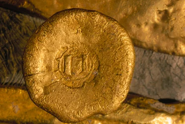 Uma fortuna reluzente em ouro e prata foi recuperada do fundo do mar. Tesouros como este botão de ouro foram enviados do Novo Mundo para Sevilha através de Cuba. Cortesia do Gabinete do Historiador da Cidade de Havana.