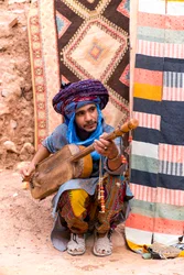 Um músico local no ksar de Ait Benhaddou, em Marrocos, 2017 (foto)