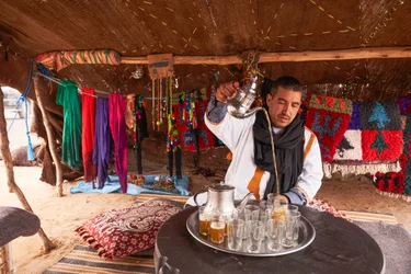 Um habitante local serve chá de menta no Erg Chebbi, no deserto perto de Merzouga, Marrocos, 2019 (foto)
