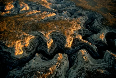 Uma vista aérea de uma meseta ressequida do Utah - Grand Gulch forneceu água a dezenas de...