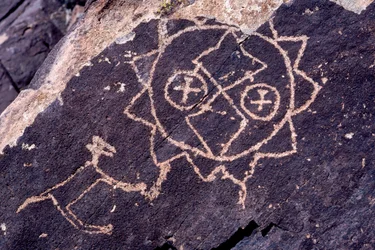Esculturas de petróglifos (arte rupestre) Anasazi no Novo México