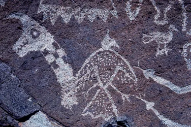 Esculturas de petróglifos (arte rupestre) Anasazi no Novo México.