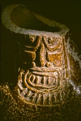 Artefactos da Hucha. El Brujo é um complexo remoto de ruínas piramidais dos Moche - uma cultura que governou a costa norte do Peru entre cerca de 100 e 800 d.C. Ao escavar no Vale Moche em 1899, o arqueólogo alemão Max Uhle foi o primeiro a aperceber-se de