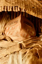 No Museu Pré-histórico do College of Eastern Utah, em Price, Ut., uma tábua de berço Fremont em miniatura com uma estatueta de cerâmica encontrada na década de 1930#39 na zona do Capitol Reef.