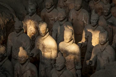 No Museu do Guerreiro de Terra Cotta, cenas dos vários guerreiros na zona do Fosso 1, 2009 (foto)
