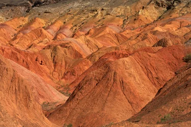 Nas rochas coloridas perto do parque de campismo de Wu Cai Wan, no deserto de Gobi, Xinjiang,..., 2007 (foto)