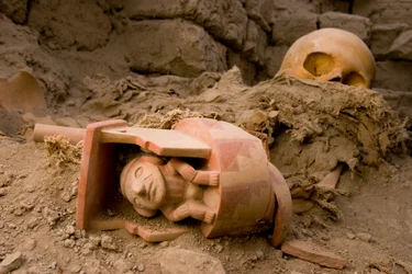 Ossos da fêmea sacrificam uma cerâmica de um homem sentado debaixo de um teto, 2005 (foto)
