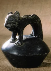 Felino de cerâmica de estilo Chimu, encontrado em Purachuco, Peru. A idade estimada é de 500 - 600 anos.