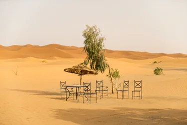 Cenas do deserto perto de um hotel em Erg Chebbi, Merzouga, Marrocos, 2014 (foto)