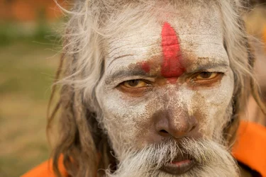 Homens santos no Templo de Pashupatinath, nas margens do rio Bagmati, em Katmandu, Nepal, 2014 (foto)
