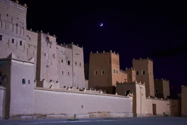 A lua nasce em Ouarzazate, Marrocos, 2019 (foto)