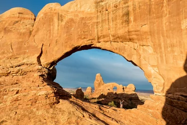 Luz do nascer do sol sobre o Window Arch no Parque Nacional dos Arcos, situado nos arredores de Moab, Utah, 2012