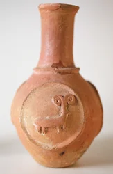 Pote com um relevo de um carneiro, de Siyah-kuh, Irã, AD 700 (argila)
