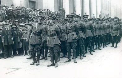 Michael Collins (1890-1922) (à esquerda) como Chefe do Exército do Estado Livre Irlandês no funeral de Arthur Griffith, agosto de 1922