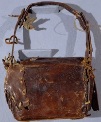 MS CCC 282 O Corpus Christi Book Satchel or Budget, visto de trás, irlandês, c.1120-30 (couro)
