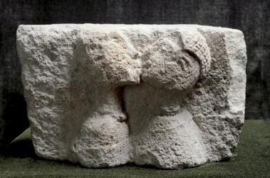 Arte ibérica: o Beijo de Osuna (Beso de Osuna). Alto-relevo em calcário representando um homem e uma mulher a beijarem-se - Idade do Ferro II, dimensões 13,5 x 24 x 20 cm - Madrid, Museu Arqueológico Nacional - Beijo de Osuna - Relevo em calcário (A. 13,5