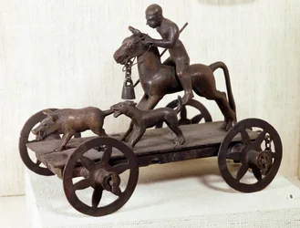Idade do Ferro: carro em miniatura de bronze de Mérida que representa uma cena de caça ao javali. Proveniente de Mérida, Espanha. Dimensões: 0,12x0,28 m. Saint-Germain-en-Laye, Museu de Arqueologia Nacional