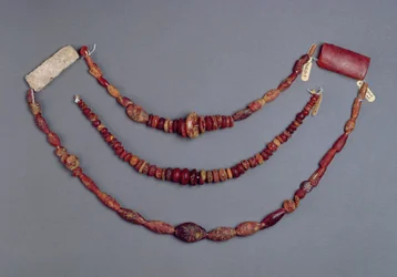 Três cordas de contas de Hallstatt, Áustria, 700-500 aC (âmbar)