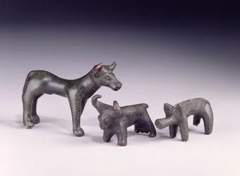Dois touros, da Hungria e um javali, da Caverna Gower, Rhossilly, Gales do Sul, Idade do Ferro (bronze)