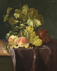 Ainda vida de frutas, nozes e folhas no pano de veludo