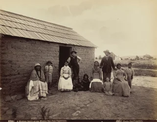 Um grupo familiar mexicano, Missão de San Juan Capistrano, Califórnia, 1880 (foto)