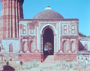 Alai Darwaza, construído por Ala-ud-Din Khalji, 1311