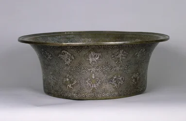 Bacia com o nome de Sultan Al-Malik Al-Adil (1143-1218) Período de Ayyubid, 1238-40 (prata e cobre)