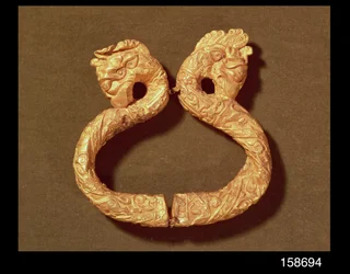 Pulseira com duas cabeças de monstro, do século 14 ao 15 (madeira)