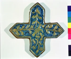 Telha dourada folheada cruciforme no estilo de Takht-e Solaiman, do século XIII ao XIV (cerâmica)