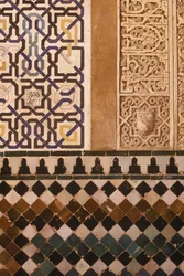 Detalhe do desenho do azulejo no pátio de Mexuar (cerâmica)