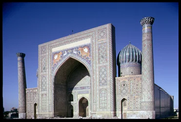 Fachada da Madrasa Shirdar, período Timurid, Praça Rigestan, c.1619-35