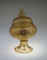 Bacia com tampa, dinastia mameluca (vidro com decoração dourada e esmaltada)