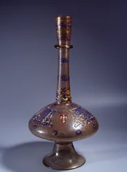 Arte Islâmica: a garrafa tem o gargalo de vidro do Vice-Rei Tuquztemur há muito tempo. 1345 aproximadamente do Egipto ou da Síria. Dim. 50 cm. Paris, Museu do Louvre