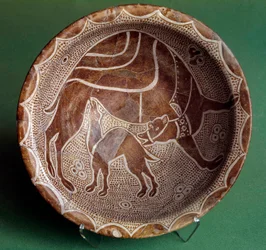 Arte islâmica: corte para o camelo a amamentar o seu bebé. Do Iraque. Do século X. Paris, Museu do Louvre.