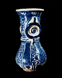 Arte islâmica dos Mamelucos: cerâmica com fundo azul. Olaria do século XIII-XIV. Cairo, Museu de Arte Islâmica.