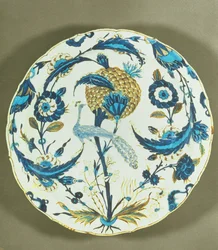 Prato de Iznik pintado com um pavão pousado entre flores, Turquia, c. 1550-55