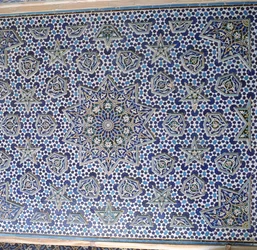 Painel de telha portal norte, um de um par de palmetas salientes e estrelas circundando o medalhão central do sol, concluído em 1453 (mosaico de faiança)