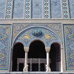 Um dos aivans com revestimento de azulejos, grade e colunas de pedra monolíticas