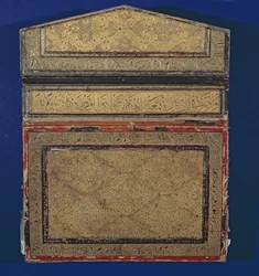Face externa de um estojo do Alcorão com desenho eslimi dourado de sura 56 em couro (veja 181734)