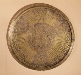 Placa inscrita wuth o nome do Sultão Al-Mujahid Saif-ud-din Ali (1322-63) Dinastia Rasulid, Iêmen (metal)