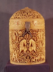 Pax com um relevo representando os prazeres da vida na corte, inscrito com o nome Al-Mughira, filho do califa Abd-al-Rahman III, período omíada, de Córdoba, 968 dC (ver também 101673)